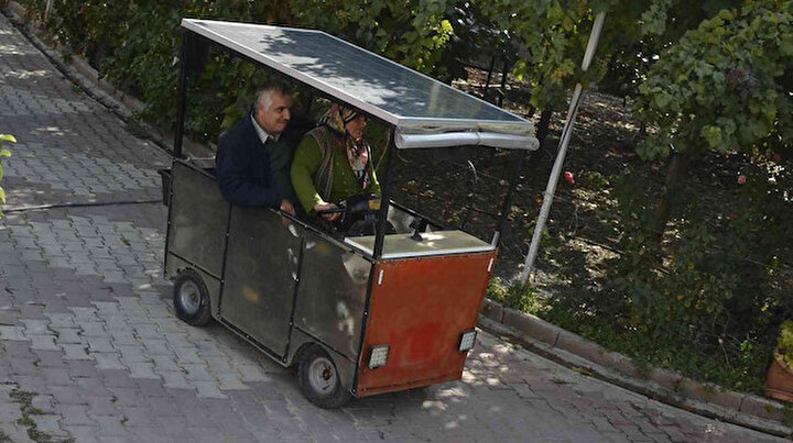 Eşi yolda kalmasın diye akülü arabayı güneş enerjili araca dönüştürdü