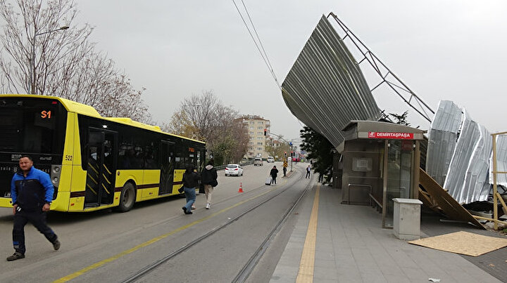 Bursada rüzgarın hızı 75 kilometreye kadar çıktı: Çatılar uçtu uçak iniş yapamadı