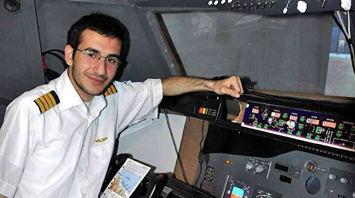 Evinin bodrumuna Boeing 737-800 kokpiti yaptı: Görmeye gelen pilotlar şaşkınlıklarını gizleyemiyor