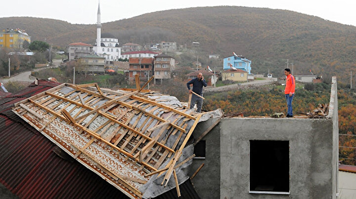 Kocaelide fırtına: Çatılar hasar gördü, vapur seferleri iptal oldu