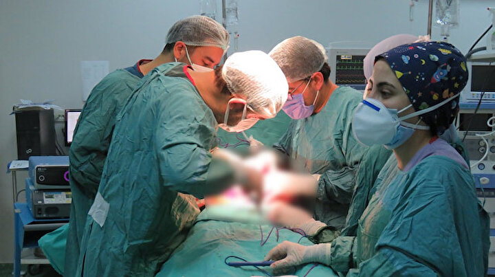 Karnından 35 kilo tümör çıktı