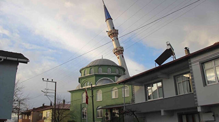Caminin minaresi fırtınaya dayanamadı: Facia kıl payı atlatıldı