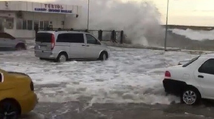 Lodos kabusu sürüyor: Deniz taştı araçlar sular altında kaldı