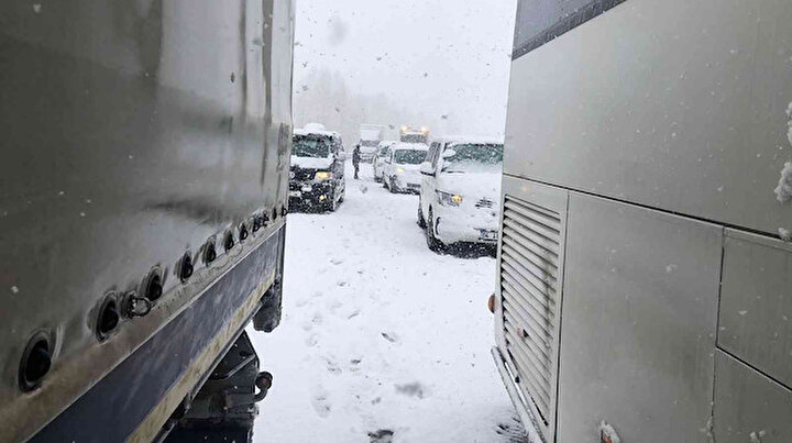 Yoğun kar trafiğin durmasına neden oldu: Yüzlerce araç mahsur kaldı