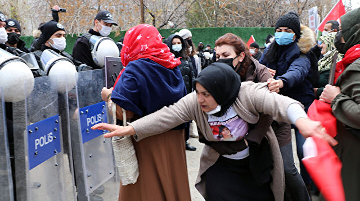 PKKdan çocuklarını isteyen aileler Kandili çökerteceğiz dedi: HDPliler yine müzikle bastırmaya çalıştı