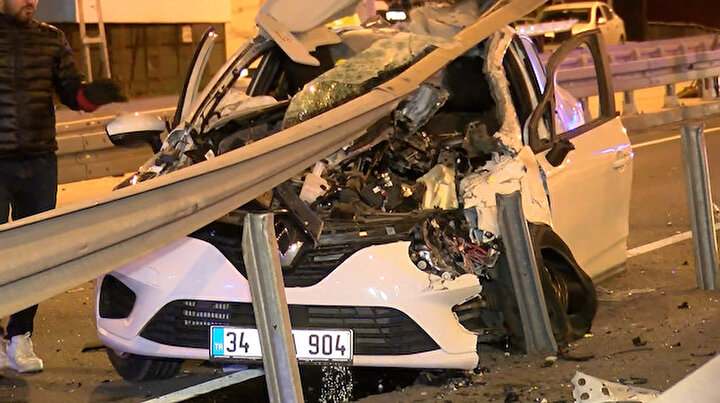 Kadıköyde feci kaza: Bariyere otomobile ok gibi saplandı, acı haber geldi
