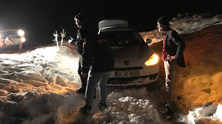 Kar ve tipi aniden bastırdı: Dokuz araç ve 25 kişi tünelde mahsur kaldı