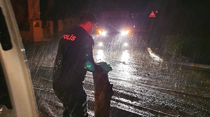 Muğlayı sağanak yağış vurdu: Ev ve iş yerlerini su bastı karayolu ulaşıma kapandı