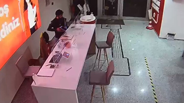 İzmirde ilginç hırsızlık: Taşla bankanın camını kırıp dört tablet çaldı