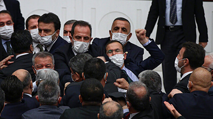 Bütçe görüşmelerinde tansiyon yükseldi: AK Partili ve CHPli vekiller arasında yumruklu kavga çıktı