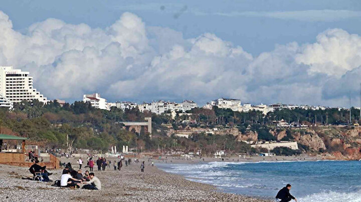 Fırtına ve sağanak yerini güneşe bıraktı: Antalyalılar sahillere akın etti