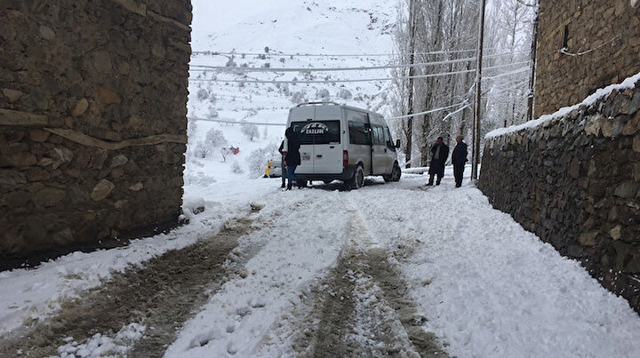 Kar yolları kapattı: 83 yerleşim yerine ulaşım yok