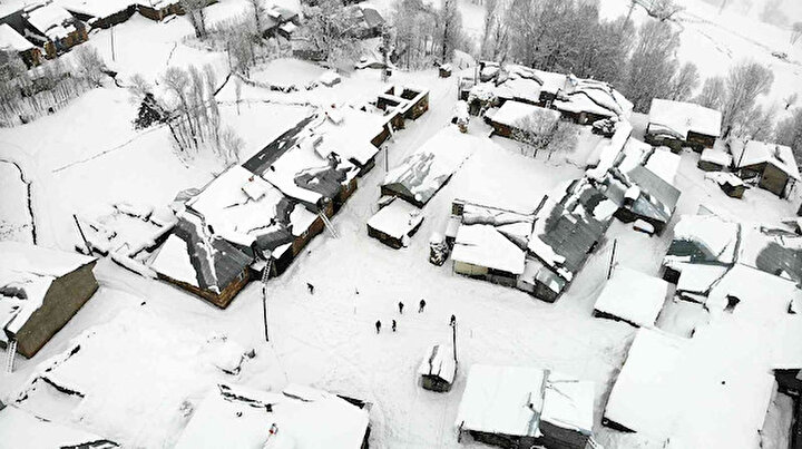 Muşta evler kara gömüldü: Kar kalınlığı 60 santimetreye ulaştı