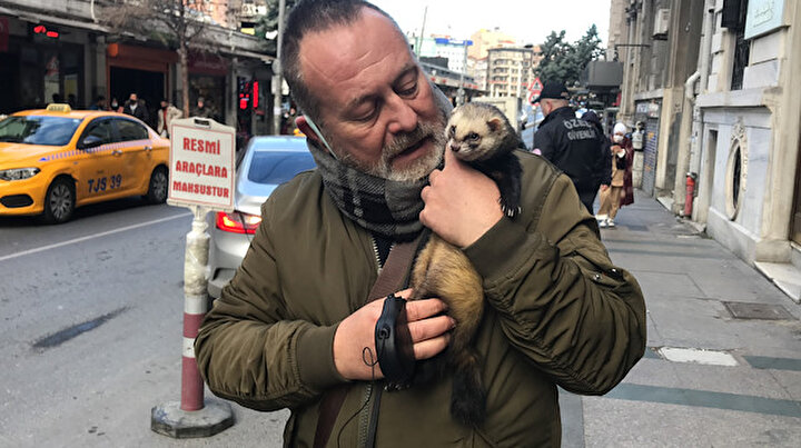 Taksimde şaşkına çeviren anlar: Tasma takıp gezdirdi