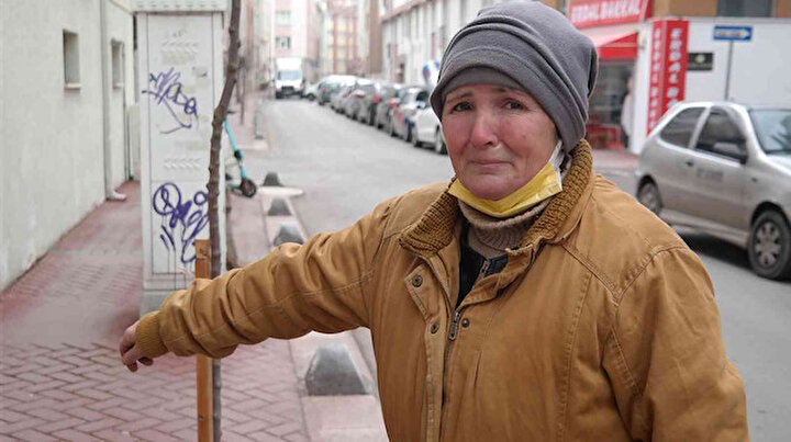 Ekmeğimi çöpten kazanıyorum diyerek hırsızlara gözyaşları içinde seslendi