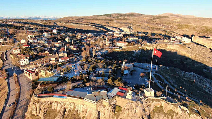 Mevsimler tersine döndü: Batıda kar yağarken Elazığ’da bahar havası yaşanıyor