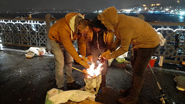 İstanbulda kar yağışına rağmen Galata Köprüsünde balık tuttular: Kar geldi balık geldi
