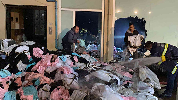 Kocaelide korkutan yangın: Kilolarca kumaşı kucaklayıp dışarı çıkardılar