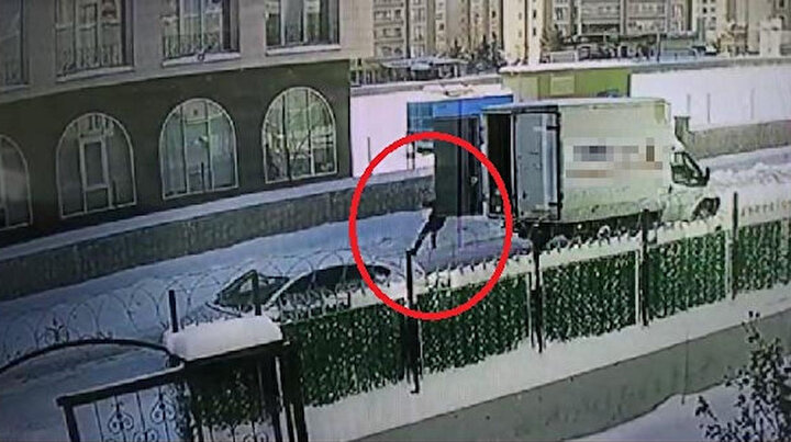 Diyarbakırda görünmez kaza: Yolda yürürken kamyonetin açılan kapısı çarptı