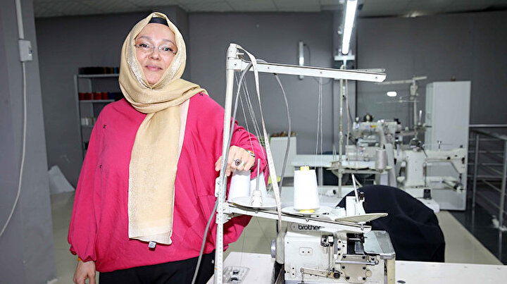 İki çocuk annesi kadın girişimci KOSGEB desteğiyle açtığı atölyede ihracata hazırlanıyor: Hayallerime tırmanıyorum