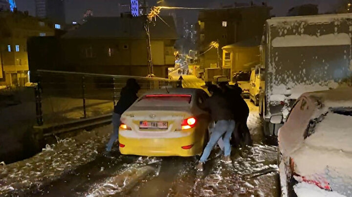 İstanbulda kar sürücülerin kabusu oldu: Kazalar peş peşe meydana geldi