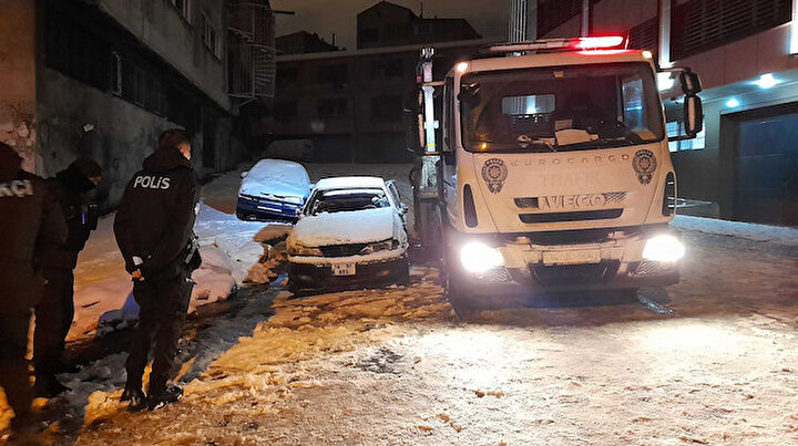 İstanbulda yanan otomobilin içerisinden erkek cesedi çıktı