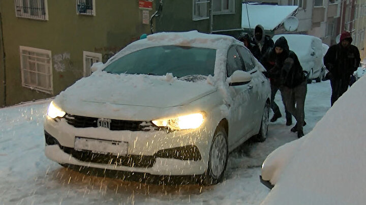 Araçları karla kaplı yokuştan iterek çıkardılar