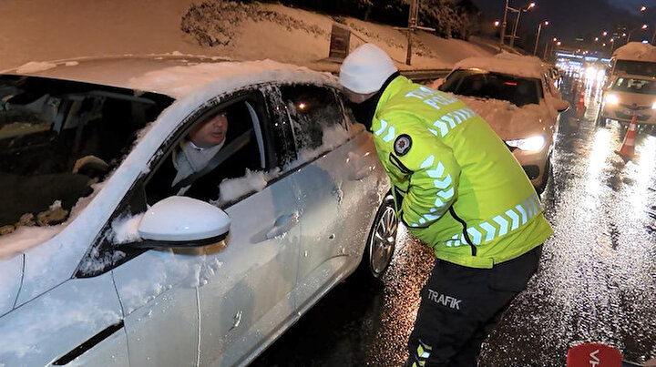 Kar sonrası İstanbulda özel araç yasağı: Trafikte uzun kuyruklar oluştu