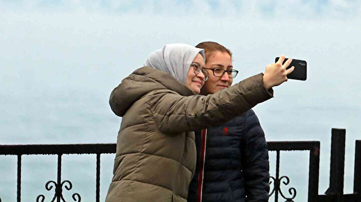 Sabah uyandıklarında kar yağışı gören Antalyalılar kendini sokağa attı