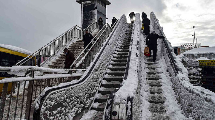 İstanbulda yürüyen merdivenler dondu: Vatandaşlar karla kaplı merdivenlerden güçlükle yürüyebildi