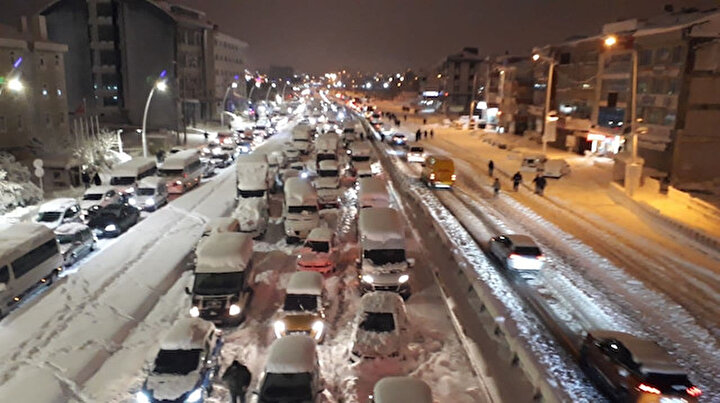 İstanbulda trafik yoğunluğu yüzde 90a ulaştı: Vatandaş saatlerdir yollarda mahsur