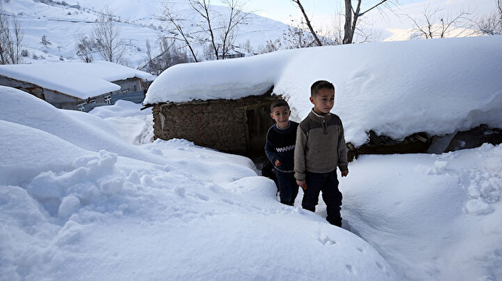 Türkiyenin en çok kar yağan ili: Tek katlı evler kara gömüldü