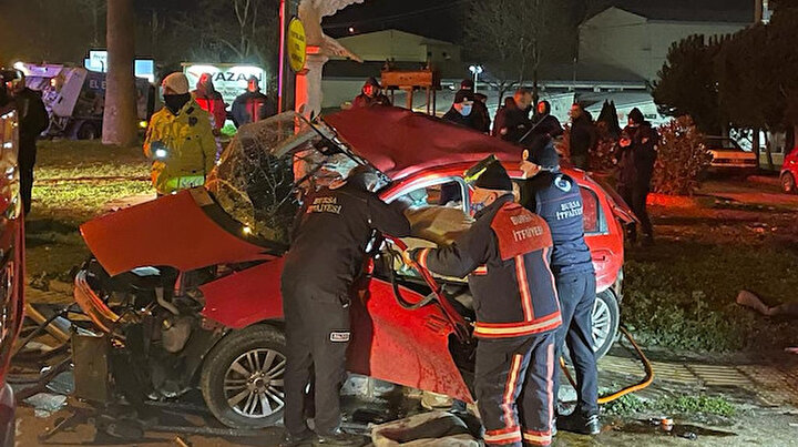 Kırmızı ışıkta facia: 3 genç hayatını kaybetti