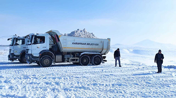 Dünyanın nazar boncuğunda alarm: Kamyonlarla kar taşınıyor