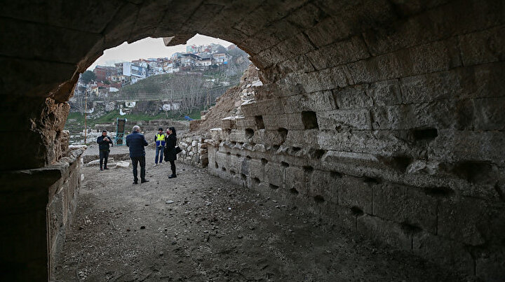 İzmirdeki Smyrna Tiyatrosunda antik geçit bulundu: Uzunluğu 26 metre