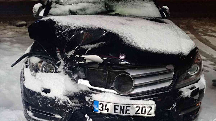 Çarptığı araç kıraathanenin bahçesine girdi