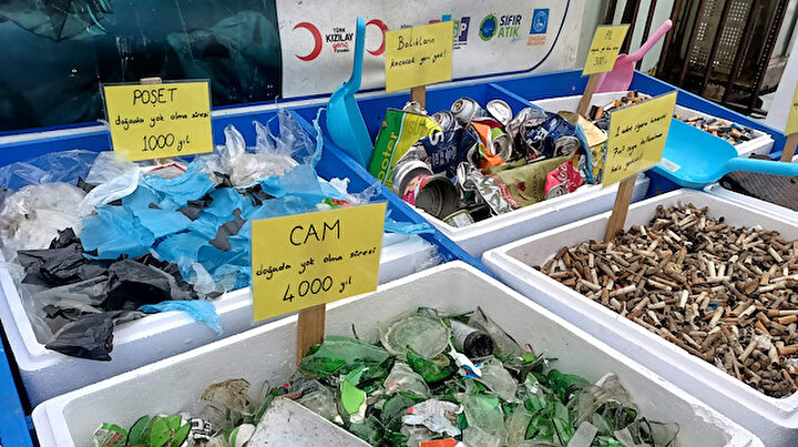 Üsküdar’da denizden çıkanlar şaşırttı: Atıklardan sergi kuruldu