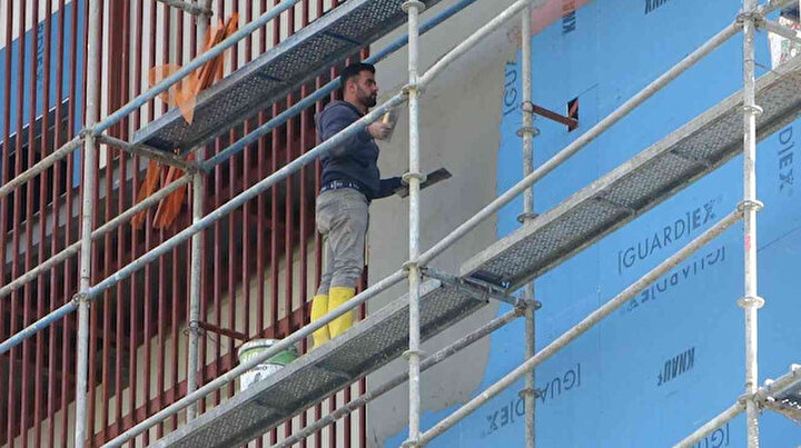 5 yıldızlı otelin çatısında çıkan yangını umursamayıp sıva yapmaya devam etti