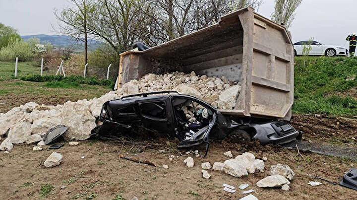Amasyada feci kaza: Üzerine taş yüklü kamyon devrilen aracın sürücüsü öldü
