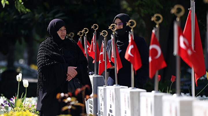 Şehit ailelerinden bayramın ilk gününde hüzünlü ziyaret