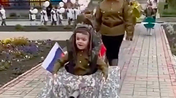 Zafer Günü geçit töreninde savaş uçağı ve tank kılığına giren çocuklar
