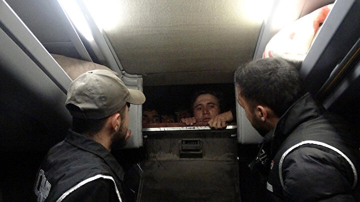 Vanda polisi şaşırtan kaçakçılık: 2 otobüsün gizli bölümlerinde saklanmış 47 kaçak göçmen yakalandı