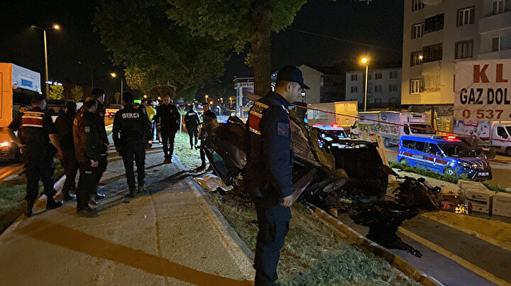 Bursada feci kaza: Parçalanan otomobilin sürücüsü astsubay hayatını kaybetti