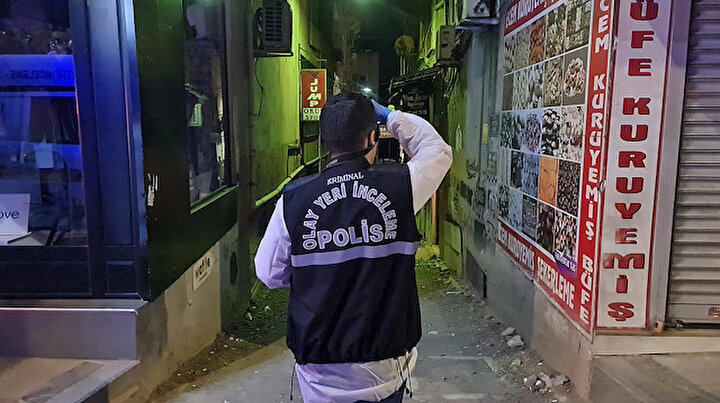 İl dışındaki komşusunun dairesinde kanlar görünce polis çağırdı
