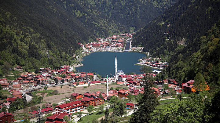 Uzungölü çevreleyen kaçak yapılar yıkılıyor