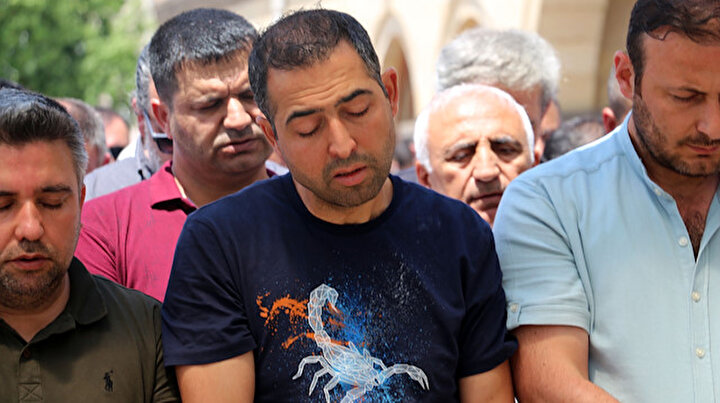 Acılı baba ayakta durmakta güçlük çekti: Kazada ölen Derya öğretmen ve kızı toprağa verildi