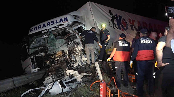 TIR ile kamyon kafa kafaya çarpıştı: Baba öldü, oğlu yaralandı