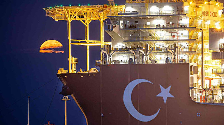 Türkiyenin yeni sondaj gemisi ’Abdülhamid Han’ Süper Ay’la görüntülendi