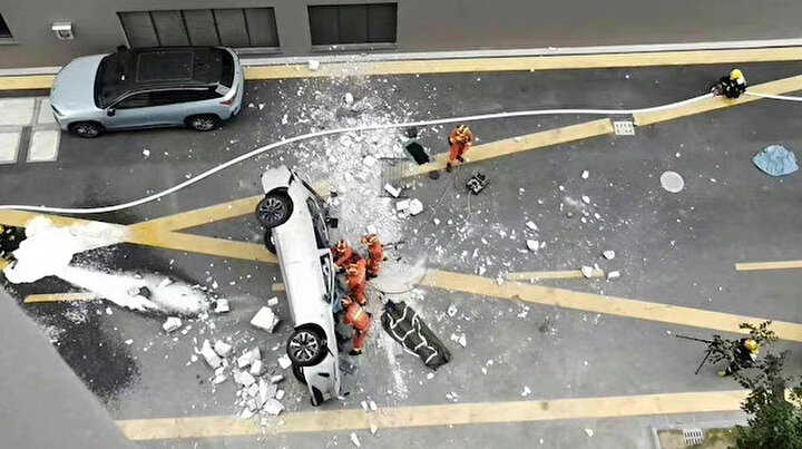 Çinli otomotiv devini sarsan kaza: Üçüncü kattan düşen araçtaki iki kişi öldü