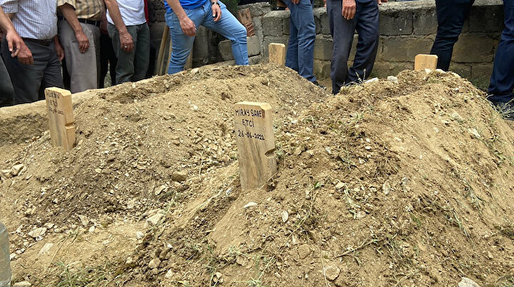Bir hafta önce evlenmişlerdi: Balayı dönüşü kazada ölen çift yan yana toprağa verildi